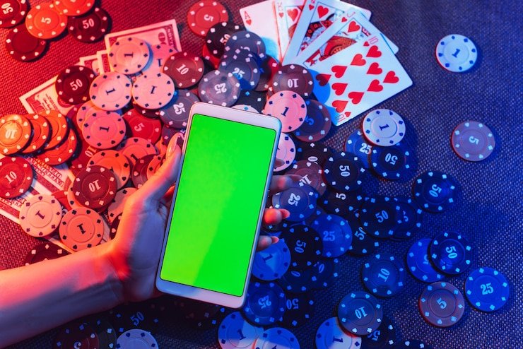 Pengguna mengakses fitur taruhan sepak bola di situs sports betting menggunakan ponsel cerdas